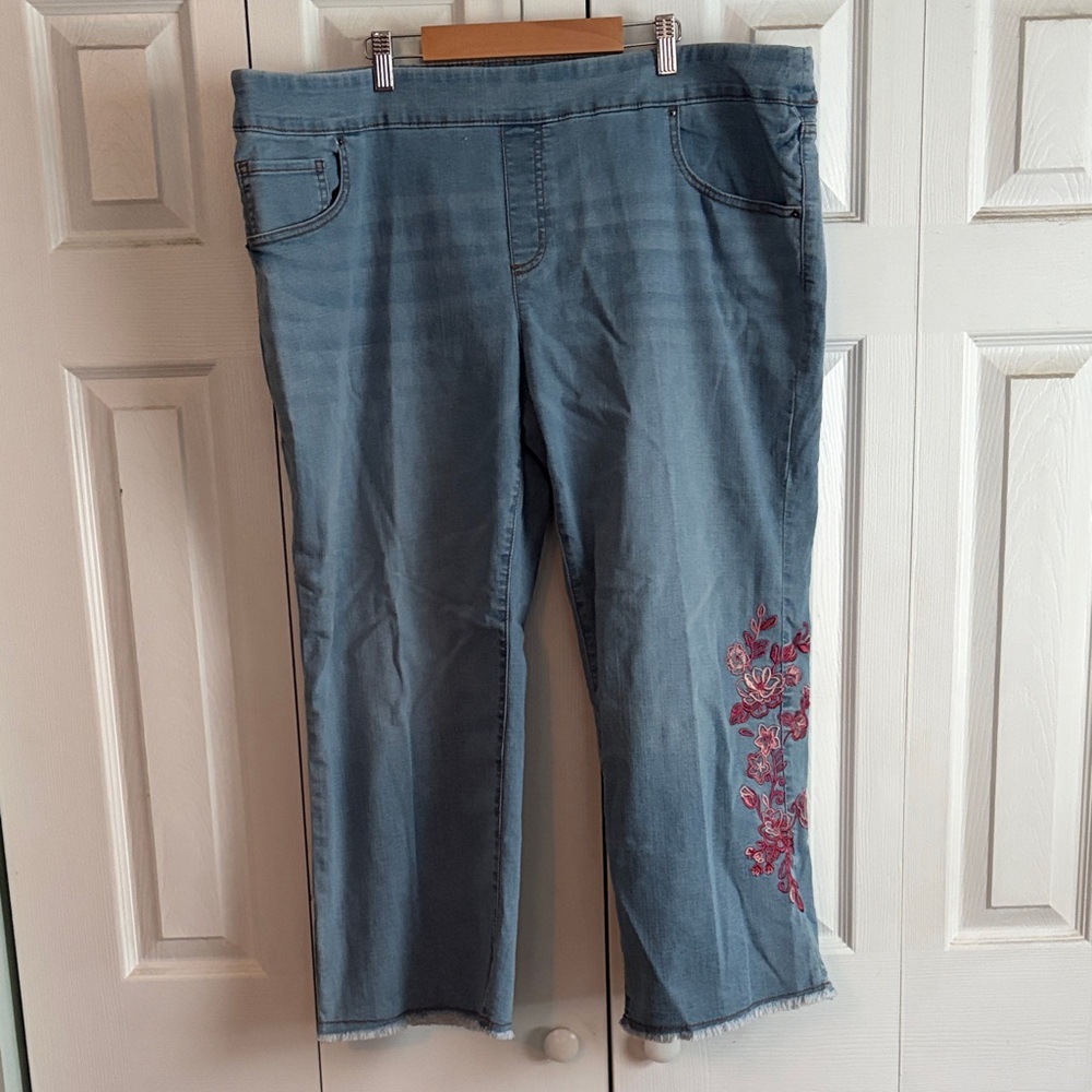 NWOT Light Wash Pull on Cropped Jeans with Pink Floral Embroidery